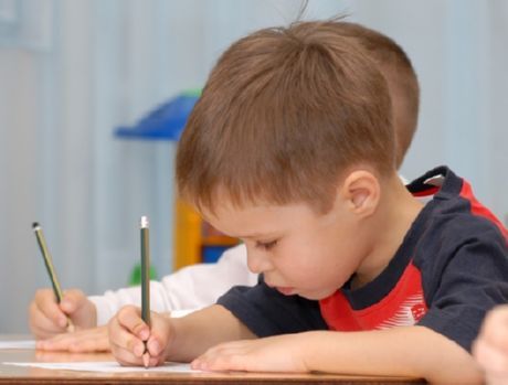 Cara mengajar kanak-kanak untuk menulis adalah masalah untuk ibu bapa muda