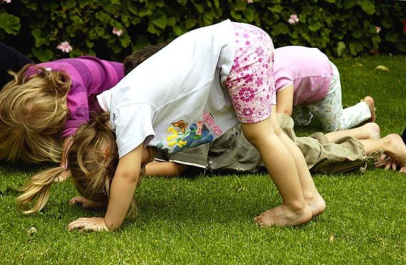Gimnastik pagi untuk kanak-kanak usia prasekolah yang lebih muda 